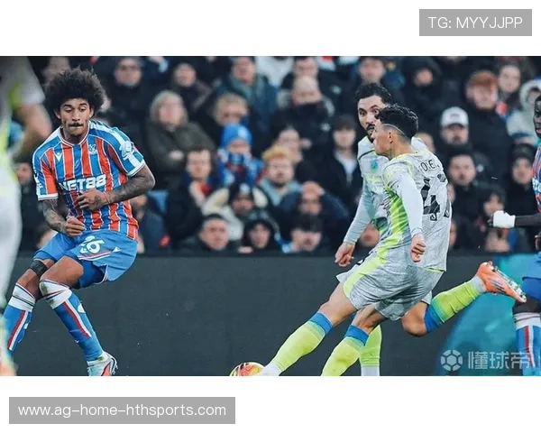 福登连续假动作晃开对手，挑射破门